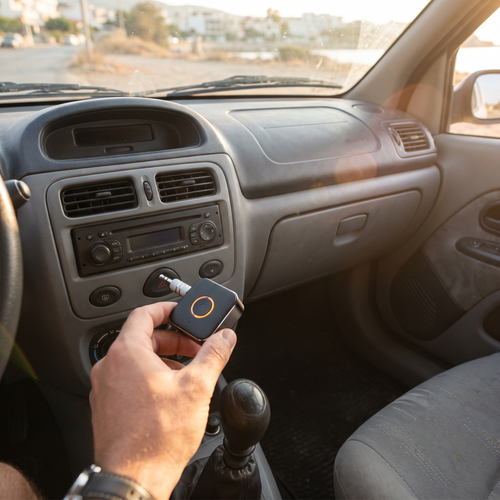 BC55 branché dans la prise AUX d'une voiture